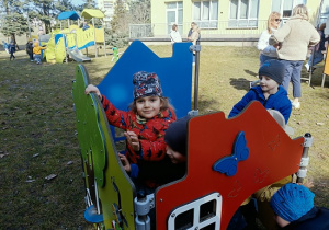 chłopcy w domku drewnianym