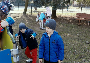chłopcy na placu przedszkolnym