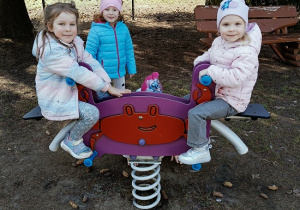 dziewczynki na huśtawce