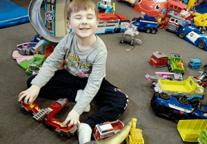 chłopiec bawi się zabawkami