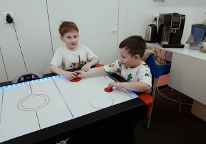 chłopcy podczas gry w cymbergaja