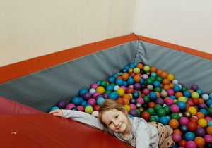 dziewczynka w basenie z kulkami