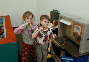 dzieci podczas zabawy w kąciku z narzędziami