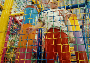 chłopiec za siatką