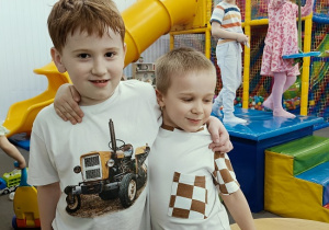 chłopcy w objęciach