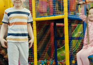 chłopiec podczas zabawy z kulkami