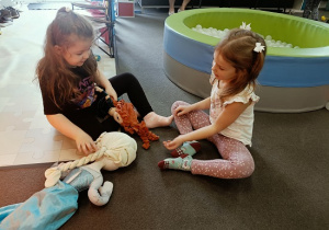 dziewczynki bawią się lalkami