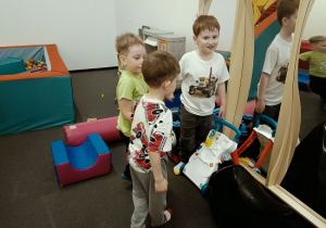 chłopcy przeglądają się w lustrach