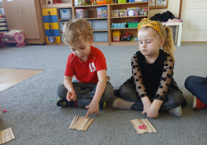 Patyczki i do dzieła.