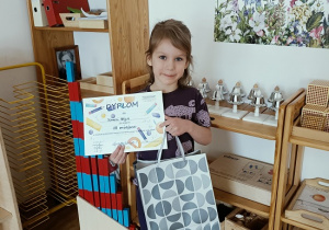 dziewczynka z dyplomem
