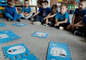 dzieci układają puzzle