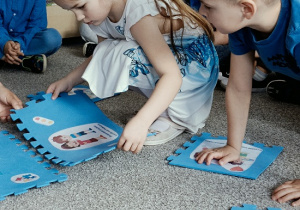 dzieci układają puzzle