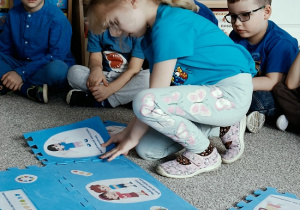 dzieci układają puzzle