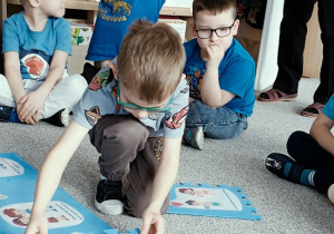 dzieci układają puzzle