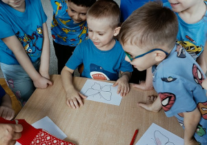 dzieci siedzą przy stoliku