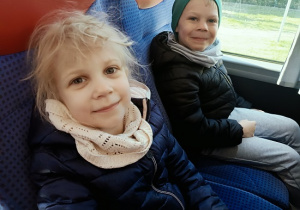 dzieci podczas wycieczki do ZOO