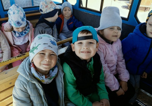 dzieci podczas wycieczki do ZOO