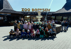 dzieci podczas wycieczki do ZOO
