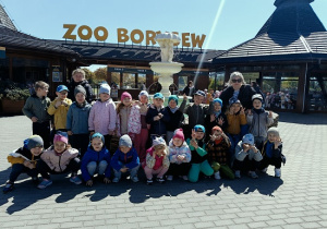 dzieci podczas wycieczki do ZOO