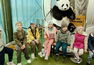 dzieci podczas wycieczki do ZOO