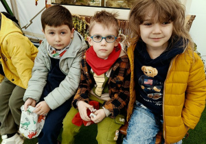 dzieci podczas wycieczki do ZOO