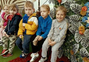 dzieci podczas wycieczki do ZOO