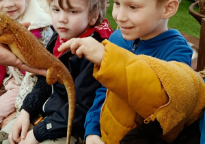 dzieci podczas wycieczki do ZOO