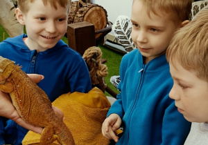 dzieci podczas wycieczki do ZOO