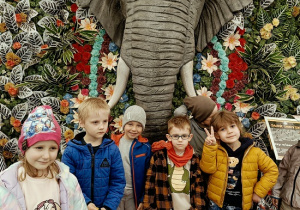 dzieci podczas wycieczki do ZOO