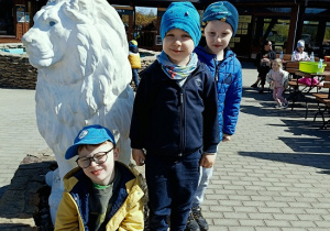dzieci podczas wycieczki do ZOO