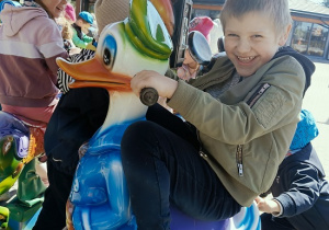 dzieci podczas wycieczki do ZOO