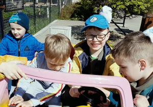 dzieci podczas wycieczki do ZOO