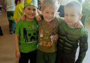 zabawa dzieci podczas balu wiosny