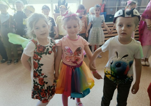 zabawa dzieci podczas balu wiosny