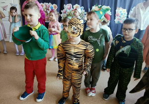 zabawa dzieci podczas balu wiosny