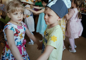 zabawa dzieci podczas balu wiosny