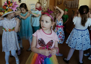 zabawa dzieci podczas balu wiosny