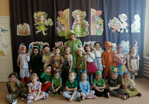 zabawa dzieci podczas balu wiosny