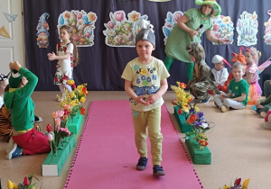 zabawa dzieci podczas balu wiosny