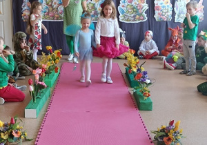 zabawa dzieci podczas balu wiosny