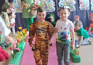 zabawa dzieci podczas balu wiosny