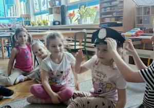 dziewczynka w czapce policyjnej