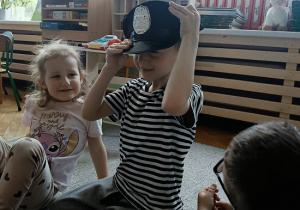 chłopiec w czapce policyjnej