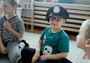 chłopiec w czapce policyjnej