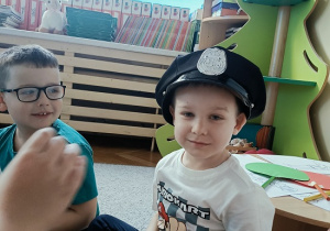 chłopiec w czapce policyjnej