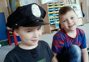 chłopiec w czapce policyjnej