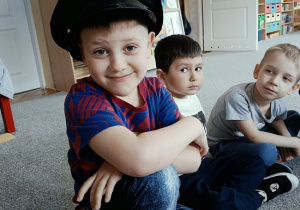 chłopiec w czapce policyjnej