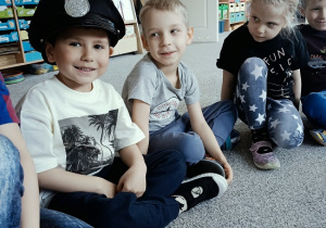 chłopiec w czapce policyjnej