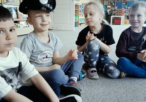 chłopiec w czapce policyjnej