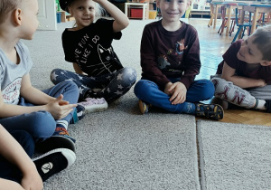 dziewczynka w czapce policyjnej